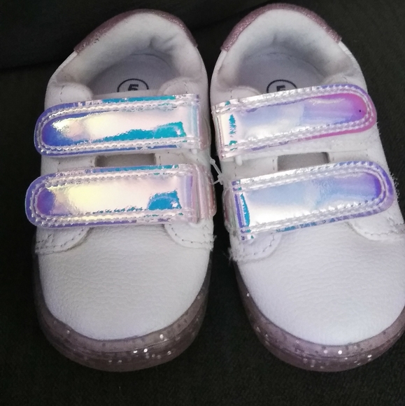 Girls/toddler shoes and 1pair of slippers - Picture 7 of 7